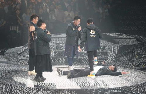 陈小春演唱会现场被郑伊健感动落泪